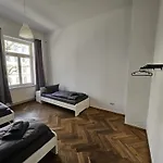 Sehr Grosse Unterkunft Mit 6 Schlafzimmern, Kueche, Bad Und Grossem Wohnzimmer Im Herzen Von Leipzig