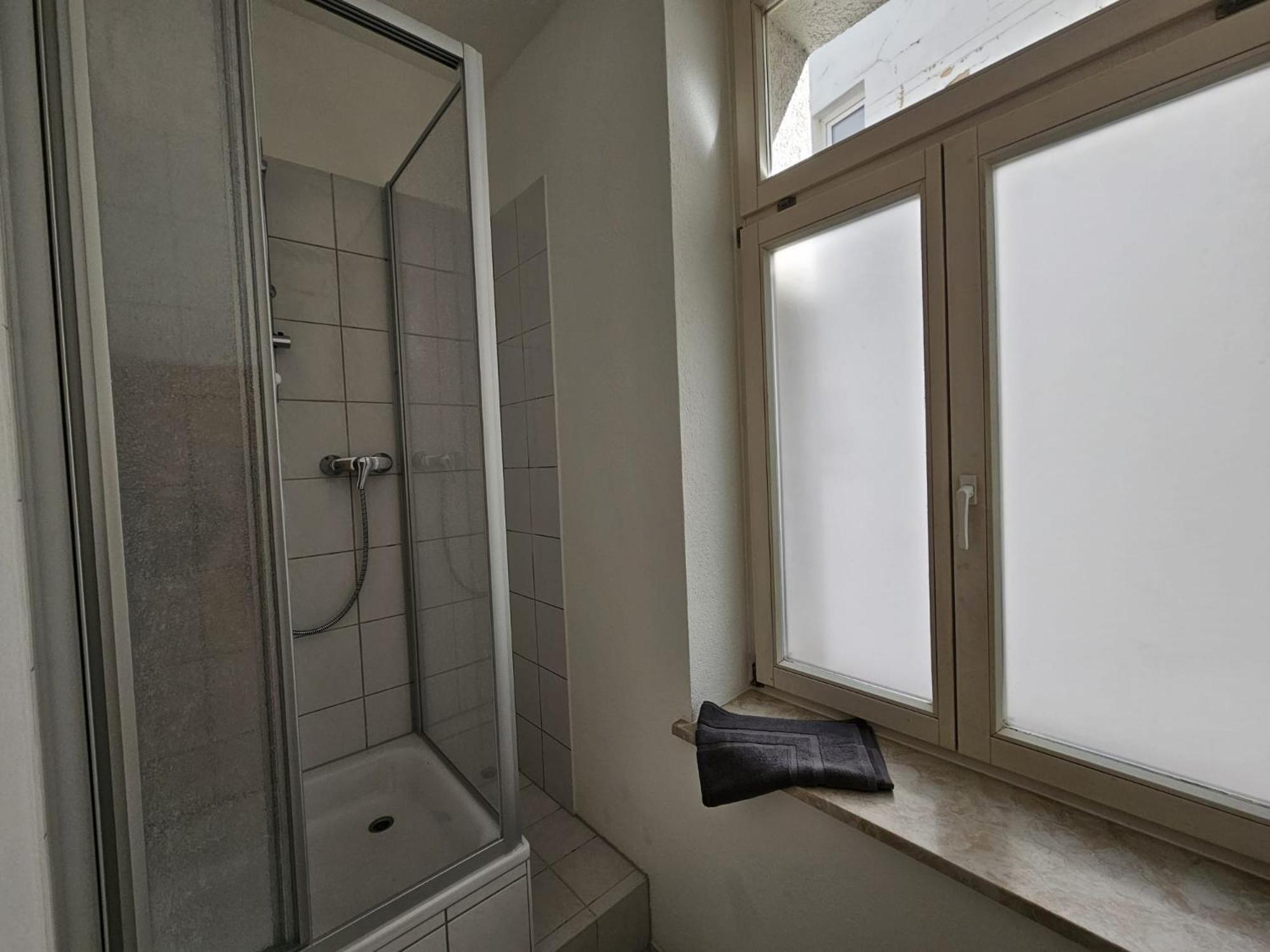 Sehr Grosse Mit 6 Schlafzimmern, Kueche, Bad Und Grossem Wohnzimmer Im Herzen Von Apartment
