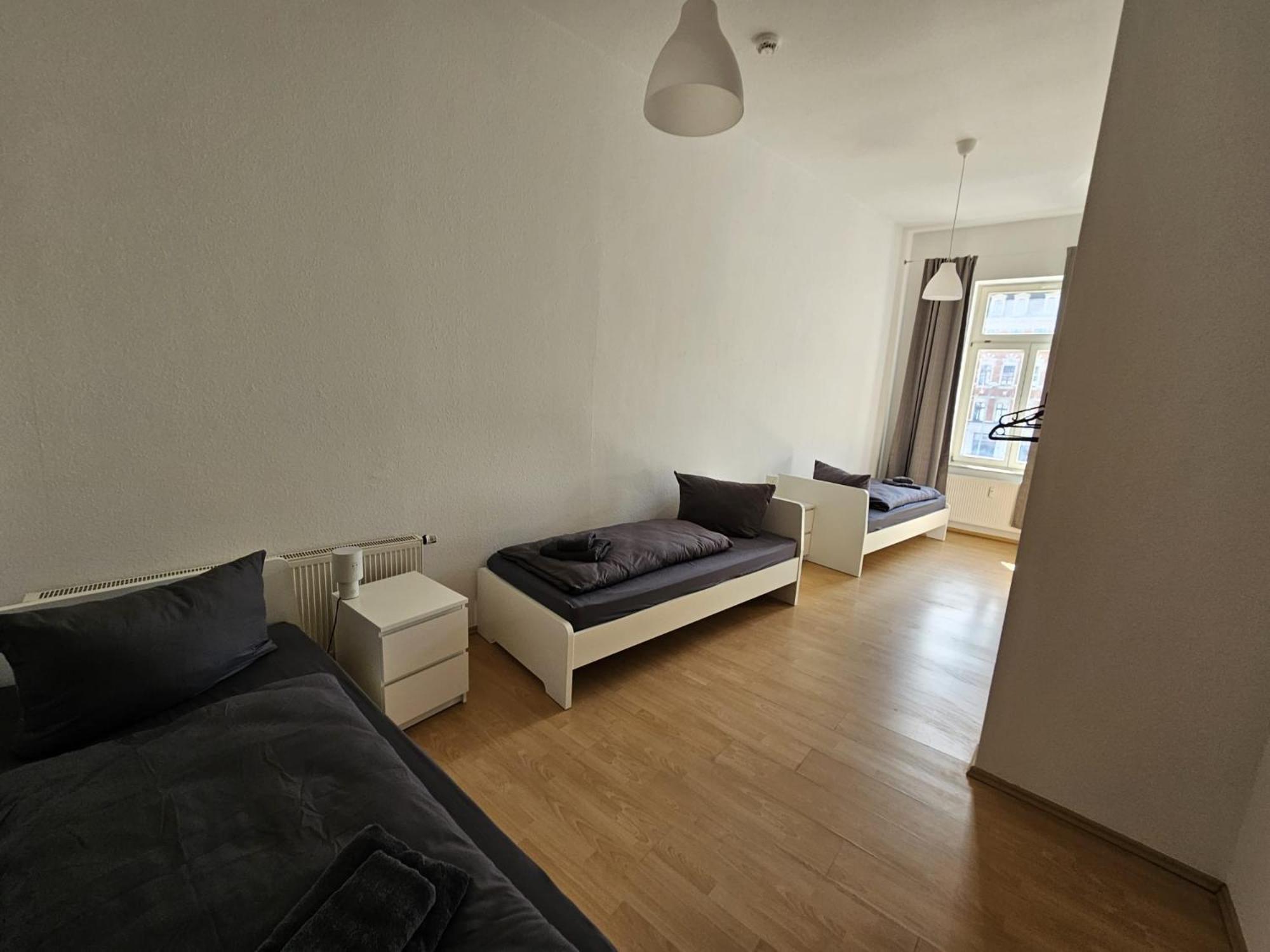 Sehr Grosse Mit 6 Schlafzimmern, Kueche, Bad Und Grossem Wohnzimmer Im Herzen Von