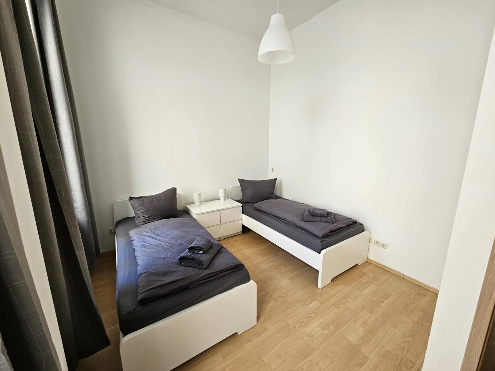 Apartment Sehr Grosse Mit 6 Schlafzimmern, Kueche, Bad Und Grossem Wohnzimmer Im Herzen Von