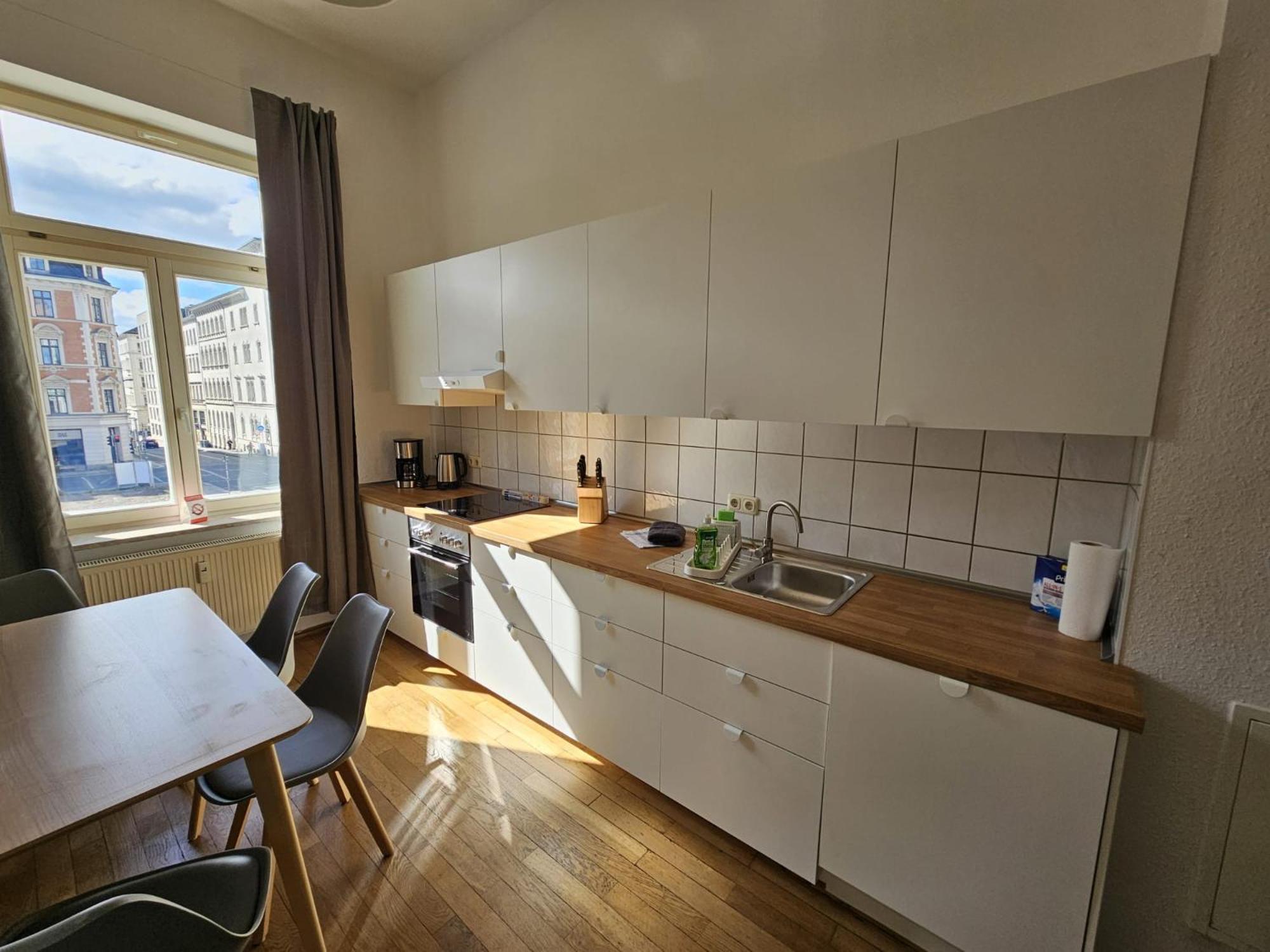 Apartment Sehr Grosse Mit 6 Schlafzimmern, Kueche, Bad Und Grossem Wohnzimmer Im Herzen Von *