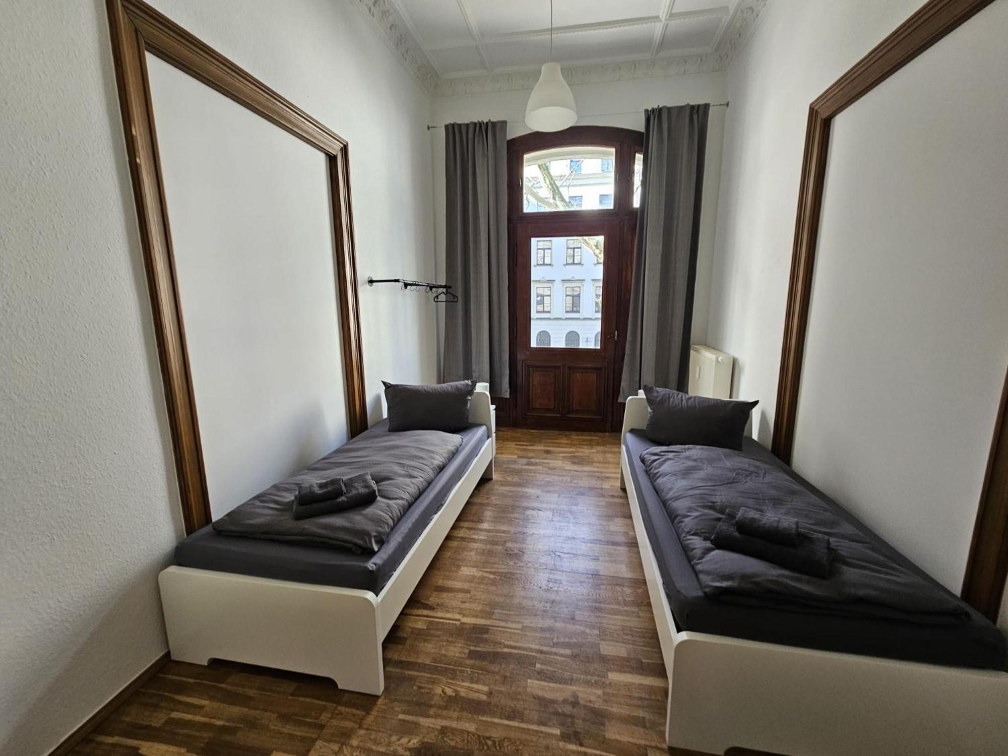 Sehr Grosse Mit 6 Schlafzimmern, Kueche, Bad Und Grossem Wohnzimmer Im Herzen Von * Leipzig