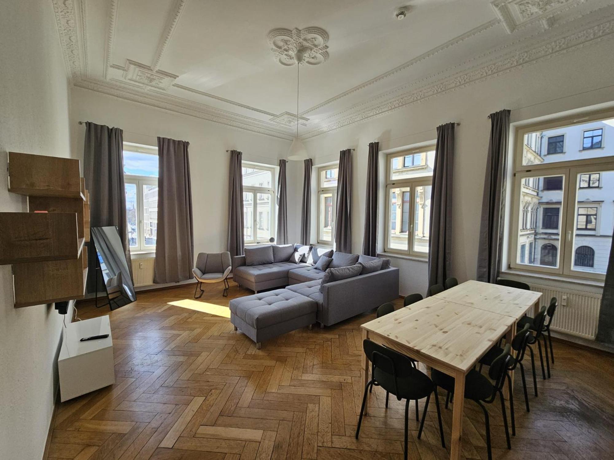 Sehr Grosse Mit 6 Schlafzimmern, Kueche, Bad Und Grossem Wohnzimmer Im Herzen Von Leipzig