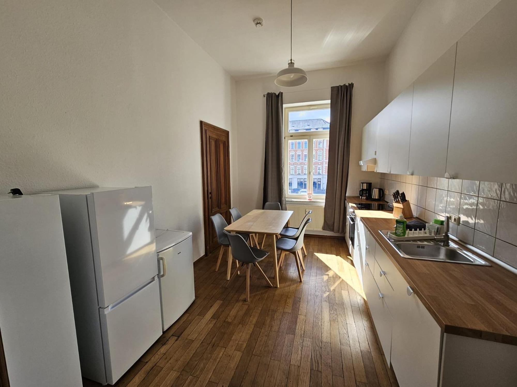 Sehr Grosse Mit 6 Schlafzimmern, Kueche, Bad Und Grossem Wohnzimmer Im Herzen Von Apartment